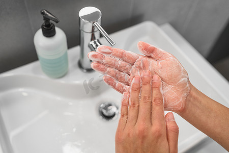 洗手，在手掌中搓肥皂，起泡，以预防电晕病毒 COVID-19，保持卫生，阻止传播冠状病毒。