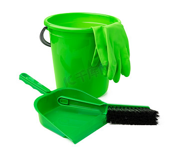 绿色塑料桶和孤立在白色背景上的勺子