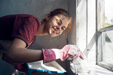 女画家油漆窗户家庭室内装修