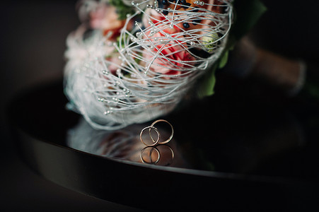 两个结婚金戒指的特写镜头。结婚戒指。结婚戒指。婚礼