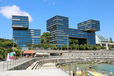 葡萄牙卡斯凯什-2018 年 6 月 25 日：Estoril Sol Residence，也被称为俄罗斯方块大厦，是一座现代立体主义建筑，位于葡萄牙卡斯凯什的 Avenida Marginal