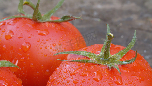 西红柿在水滴中