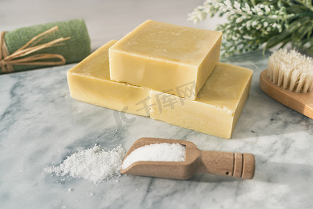 手工制作的天然皂条，配有泻盐和用于护肤去角质水疗的擦洗毛巾。