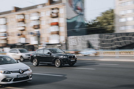 乌克兰，基辅 - 2021 年 7 月 16 日：黑色 BMW X1 汽车在街上行驶。