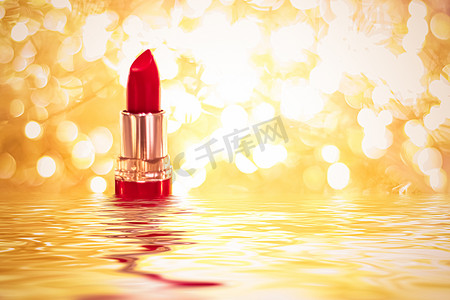 金色背景上的红色唇膏、化妆和化妆品