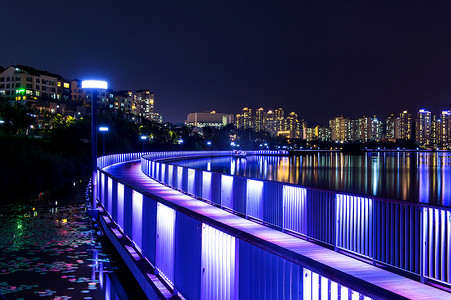韩国夜晚的彩色桥梁和城市景观。