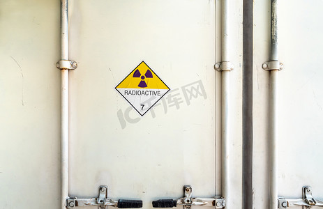 危险品标志摄影照片_运输卡车集装箱危险品运输标签 7 类辐射警告标志