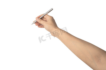 银色流沙摄影照片_亚洲女士女人漂亮的手拿着银色的笔，在白色背景上与剪裁路径隔绝。