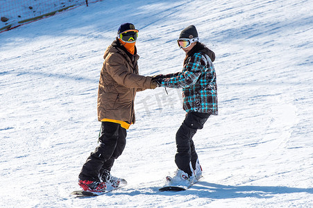 儿童滑雪摄影照片_冬季，韩国德裕山滑雪场的滑雪者滑雪。
