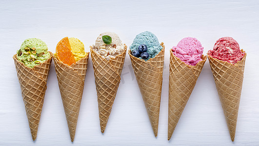 锥形蓝莓、草莓、冰激凌中的各种冰淇淋口味
