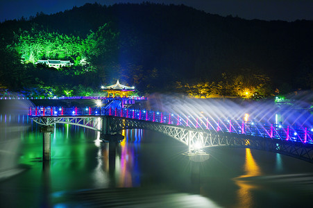 韩国安东市夜间的彩色桥或卧岭桥。