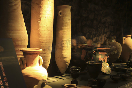 双耳咖啡手柄摄影照片_在阿利坎特省遗址发现的布匿罐和双耳罐