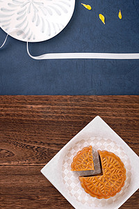 中中秋节摄影照片_创意月饼月饼设计灵感，在中秋节享受月亮，在木桌概念、顶视图、平躺上享用糕点和茶