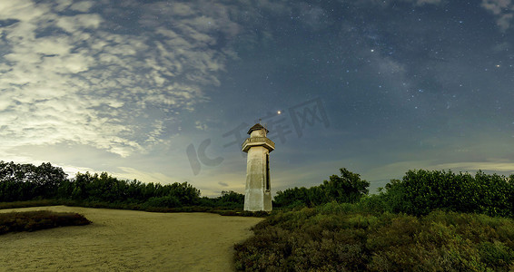 银河系摄影照片_灯塔在大海中显得整齐，古老的灯塔在荒野中。