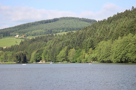 山中湖泊的风景（法国）