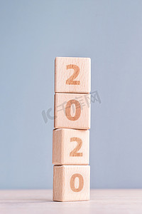 新年计划2019摄影照片_摘要 2020、2019 新年目标计划设计理念 — 木桌上的木块立方体和柔和的蓝色背景，特写，空白复制空间。