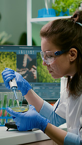 化学家妇女用微量移液器从试管中提取 dna 液体