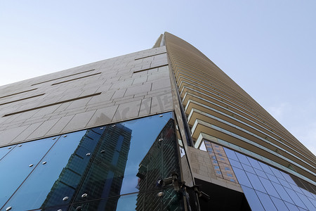 酒店图摄影照片_豪华现代摩天大楼位于迪拜市中心。