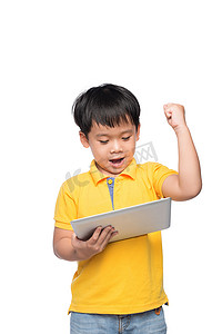 里字摄影照片_背包里举着数字平板电脑的快乐男孩的肖像