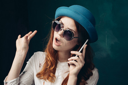 戴蓝帽的时尚女性手握电话通信技术