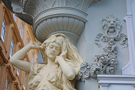 带有装饰柱和装饰浮雕的女性女像柱细节。