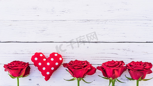 情人节玫瑰与红色的心