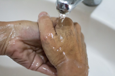 女人用肥皂和水洗手