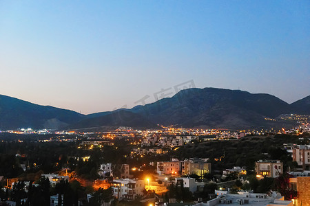 山、风景和自然村庄的夜景