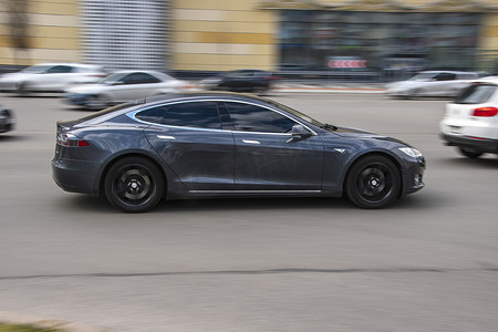 乌克兰，基辅 - 2021 年 4 月 26 日：灰色 TESLA Model S 汽车在街上行驶。