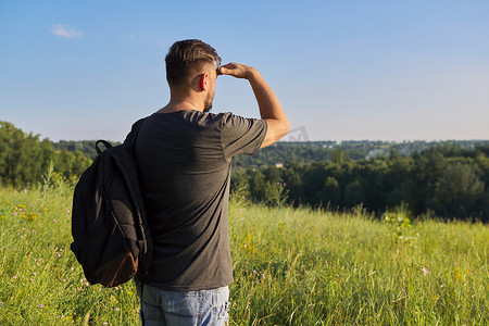 旅行背影摄影照片_背着背包远眺自然山丘的中年男子背影