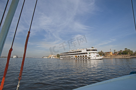 大型埃及河游船在尼罗河上航行