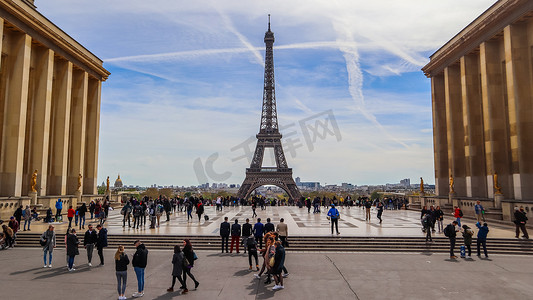 春天4月摄影照片_巴黎/法国 — 2019年4月5日：从特罗卡德罗欣赏埃菲尔铁塔和城市景观的美丽景色。