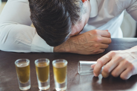 醉酒男子睡在吧台上