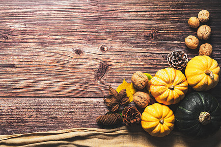 木桌上有南瓜和坚果的感恩节快乐