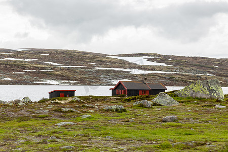 房屋高楼大夏摄影照片_挪威风格的湖边小屋