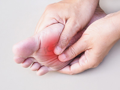 慢性疼痛摄影照片_脚踝、脚跟疼痛和脚底疼痛的亚洲年轻女性