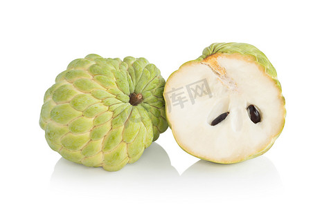 新鲜成熟的糖苹果或释迦果在白色上分离