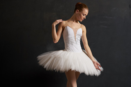 白色芭蕾舞短裙舞蹈表演剪影黑暗背景中的芭蕾舞女演员