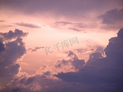 鹰击苍穹摄影照片_美丽的傍晚天空