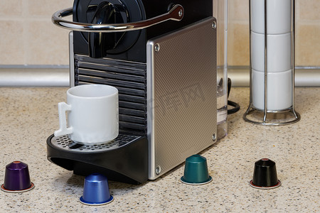 使用铝胶囊在自动机器上制作浓缩咖啡。
