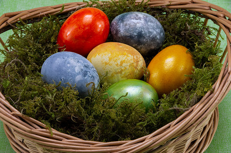 复活节，彩绘鸡蛋放在长满青苔的柳条篮里