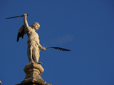 天使雕塑用笔和剑。