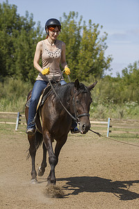 骑马课 — 年轻女子骑马，垂直