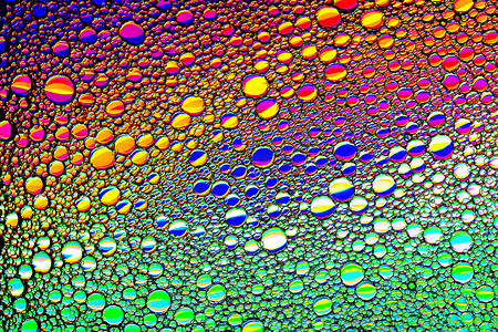 水面上彩色油滴的顶视图。