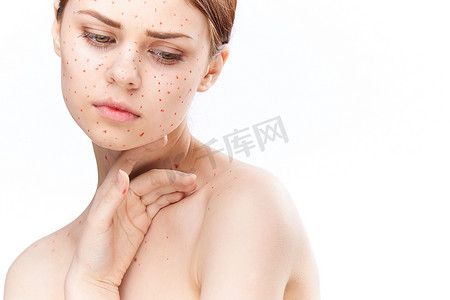 痘痘皮肤护理摄影照片_裸肩的女人在家清洁皮肤护理魅力