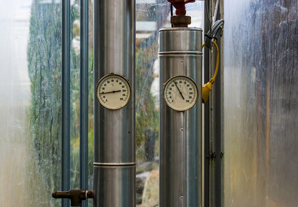 量水的温度摄影照片_两根带压力热量表的管道，现代工业设备