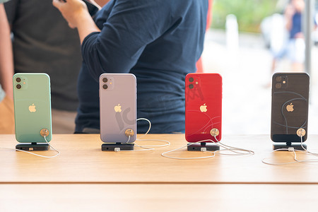 上市图摄影照片_美国佛罗里达州阿文图拉 — 2019 年 9 月 20 日：iPhone 11、11 Pro 和 Pro Max 在苹果新智能手机上市销售时展示