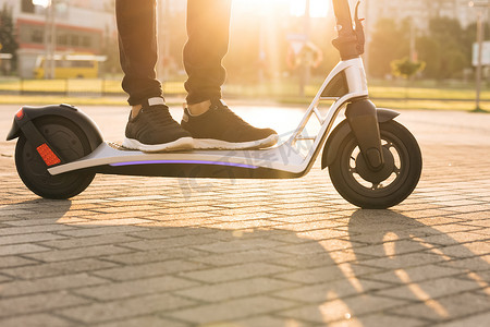 电动滑板车骑手、男子拼车或租用个人生态交通工具。