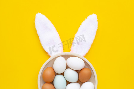 可爱的兔子耳朵，黄色背景上有鸡蛋。