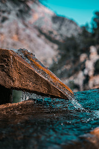 水石摄影照片_泉水从小石通道倾泻而下的特写图像